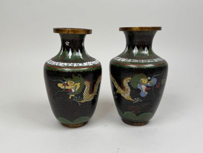 ASIE, XXe.
Paire de petits vases balustres...