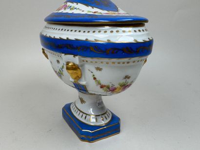 Jardinière couverte en porcelaine polychrome...