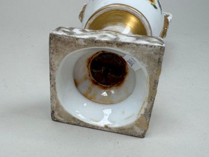 Vase sur piédouche en porcelaine polychrome...
