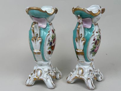 Paire de vases en porcelaine polychrome et...