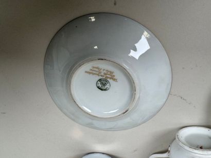 Lot en porcelaine polychrome et or comprenant...