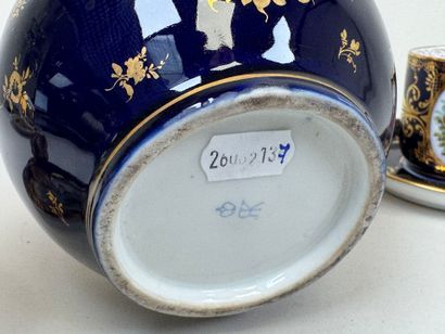 Verseuse, tasse et sa sous-tasse en porcelaine...