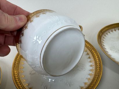 Lot en porcelaine polychrome et or comprenant...