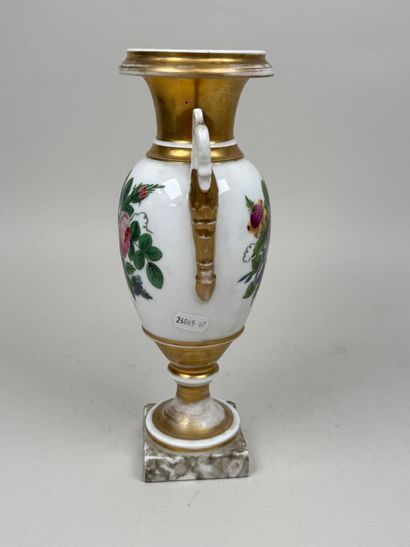 Vase sur piédouche en porcelaine polychrome...