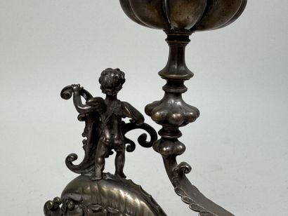 Flambeau en bronze argenté, le piétement...