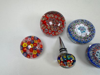 4 boules ou presse-papiers en verre à décor...