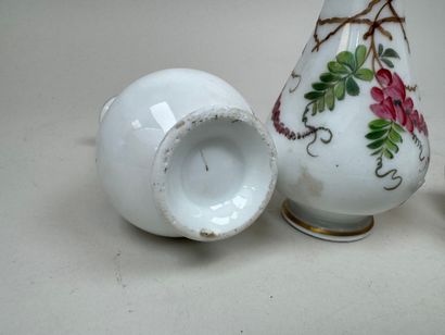Deux petits vases balustres en porcelaine...