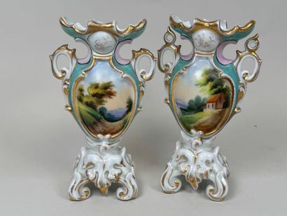 Paire de vases en porcelaine polychrome et...