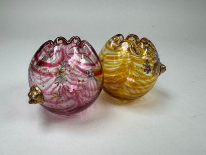 Paire de petits vases en verre partiellement...