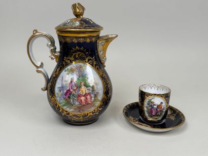 Verseuse, tasse et sa sous-tasse en porcelaine...