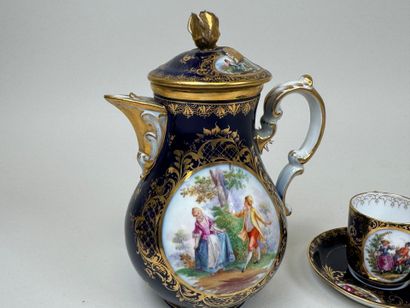 Verseuse, tasse et sa sous-tasse en porcelaine...