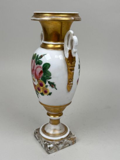 Vase sur piédouche en porcelaine polychrome...