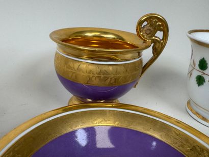 Deux déjeuners en porcelaine polychrome et...