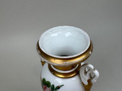 Vase sur piédouche en porcelaine polychrome...
