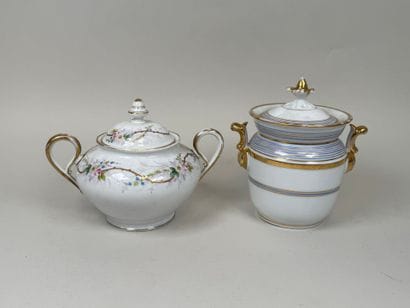Deux sucriers couverts en porcelaine polychrome...