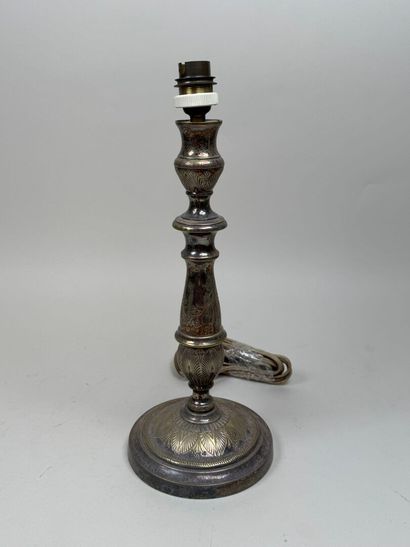 Flambeau en bronze anciennement argenté et...