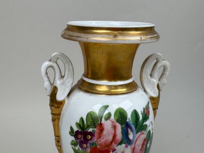 Vase sur piédouche en porcelaine polychrome...