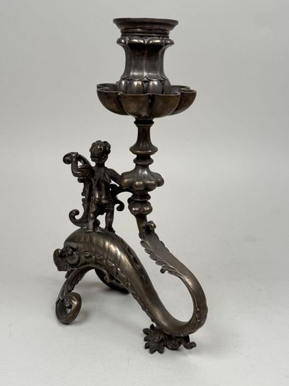 Flambeau en bronze argenté, le piétement...