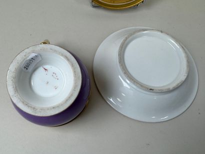 Deux déjeuners en porcelaine polychrome et...