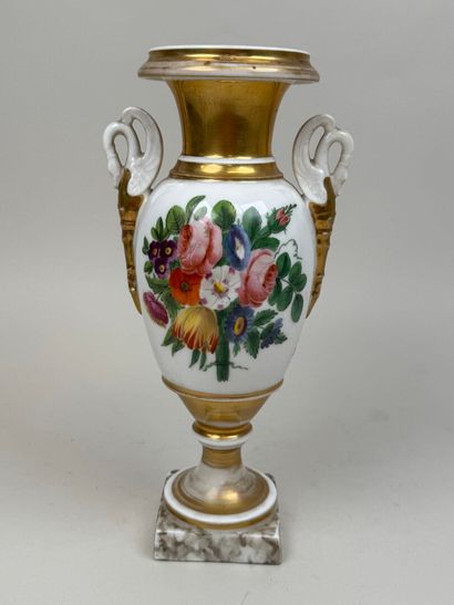 Vase sur piédouche en porcelaine polychrome...