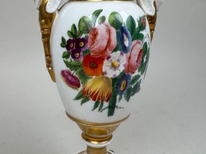 Vase sur piédouche en porcelaine polychrome...