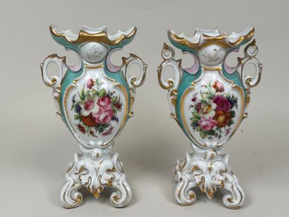 Paire de vases en porcelaine polychrome et...