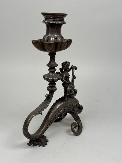 Flambeau en bronze argenté, le piétement...
