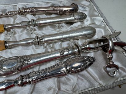 Lot en argent fourré, métal argenté, ivoirine...