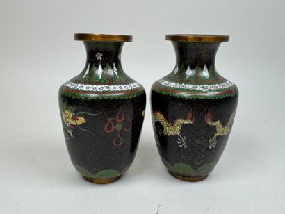 ASIE, XXe.
Paire de petits vases balustres...