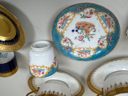 Lot en porcelaine polychrome et or comprenant...