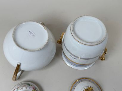 Deux sucriers couverts en porcelaine polychrome...