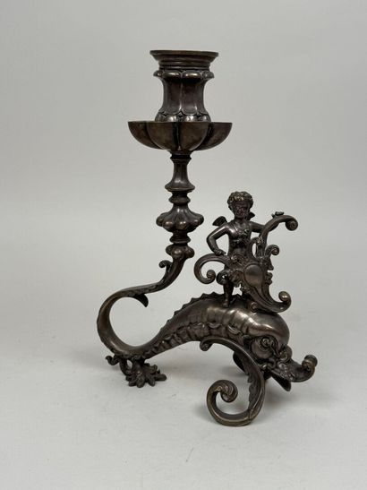 Flambeau en bronze argenté, le piétement...