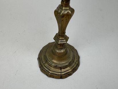 Flambeau en bronze ciselé.
Travail XVIIIe.
H....