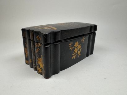 JAPON, fin XIXe.
Boîte à thé à décor laqué...