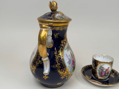 Verseuse, tasse et sa sous-tasse en porcelaine...