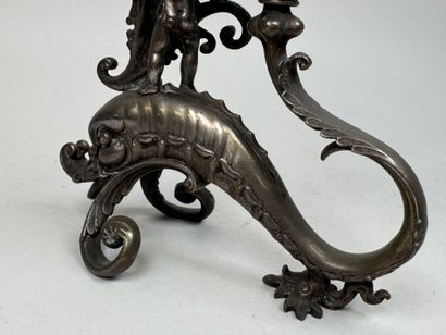 Flambeau en bronze argenté, le piétement...