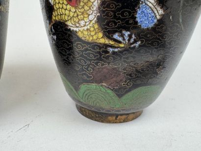 ASIE, XXe.
Paire de petits vases balustres...