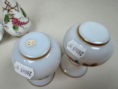 Deux petits vases balustres en porcelaine...
