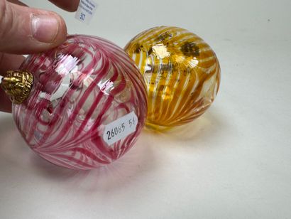 Paire de petits vases en verre partiellement...