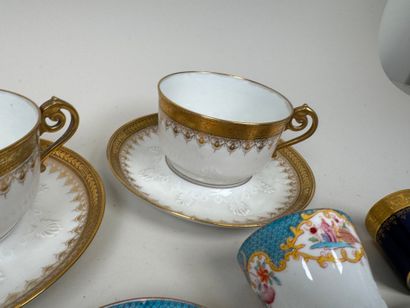 Lot en porcelaine polychrome et or comprenant...