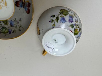 Lot en porcelaine polychrome et or comprenant...