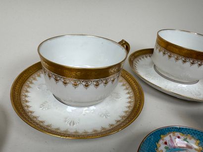 Lot en porcelaine polychrome et or comprenant...