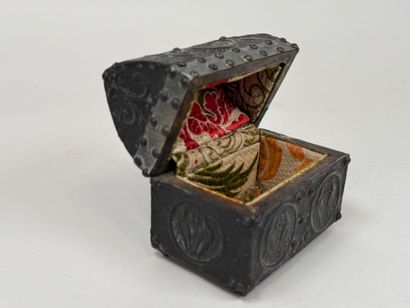 Coffret en métal repoussé à décor d'oiseaux...