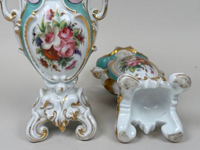 Paire de vases en porcelaine polychrome et...