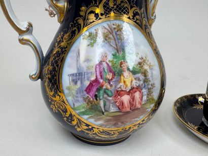 Verseuse, tasse et sa sous-tasse en porcelaine...