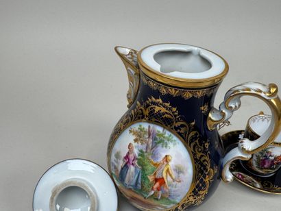 Verseuse, tasse et sa sous-tasse en porcelaine...