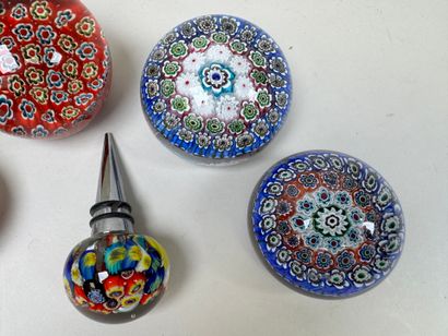 4 boules ou presse-papiers en verre à décor...