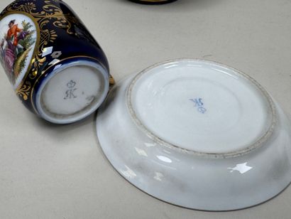 Verseuse, tasse et sa sous-tasse en porcelaine...