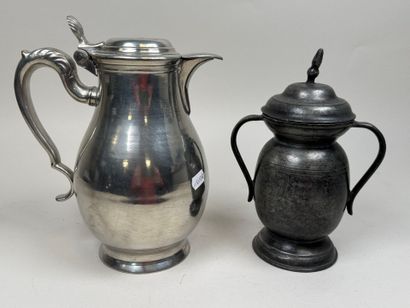 Pichet et pot couvert en étain.
H. 20,5 et...
