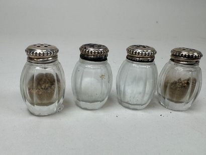 CHRISTOFLE.
Quatre salerons en verre moulé,...